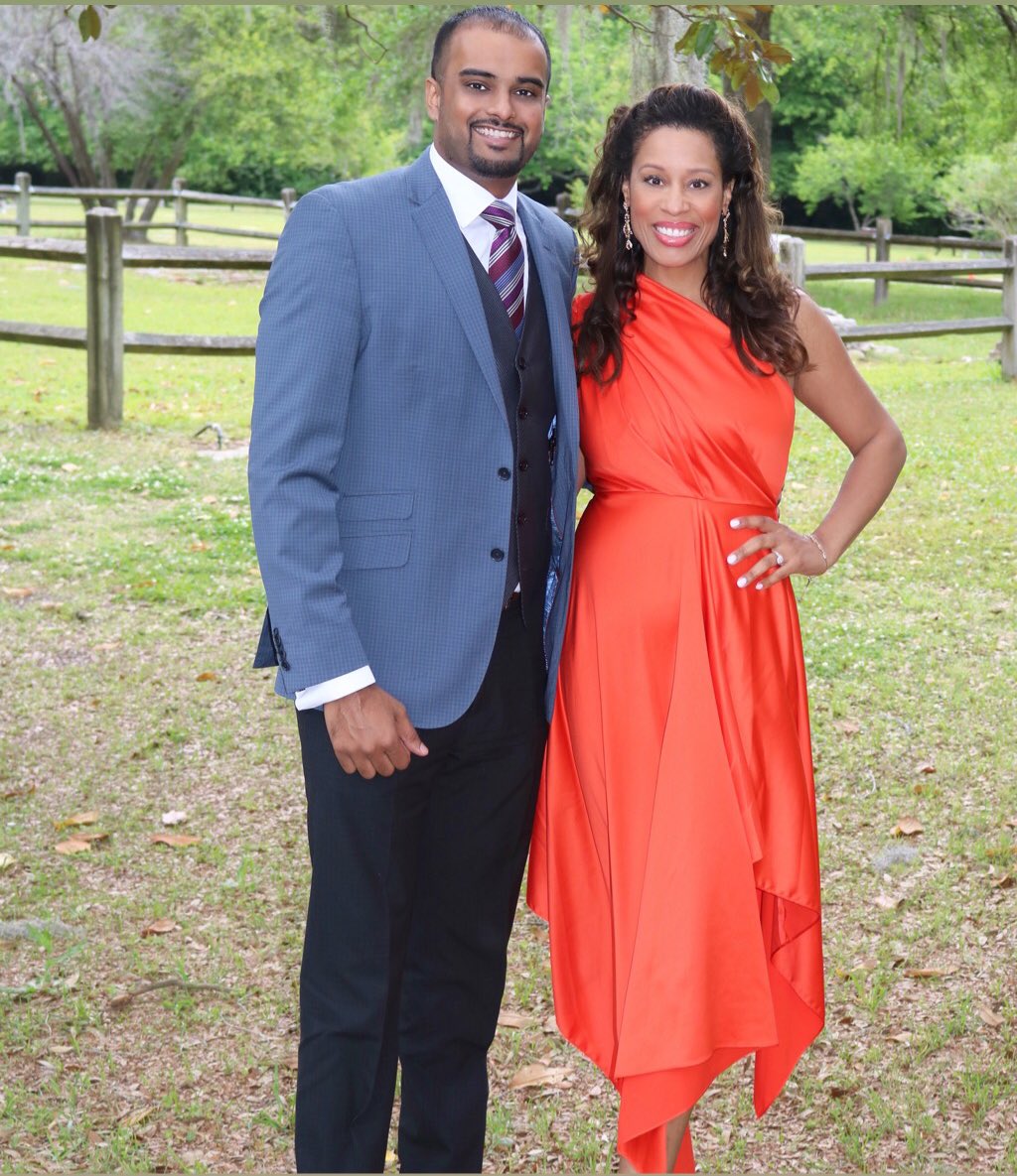 AliciaBarnesTV's tweet photo. Cheers to the Happy Couple! 🥂#WeddingBliss #CharlestonWedding #BeautifulPerfection 🌸 https://t.co/4drrwvsgkw