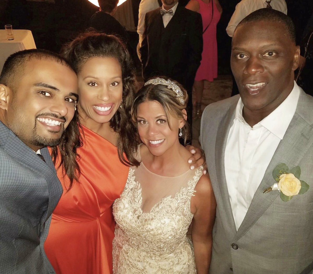 AliciaBarnesTV's tweet photo. Cheers to the Happy Couple! 🥂#WeddingBliss #CharlestonWedding #BeautifulPerfection 🌸 https://t.co/4drrwvsgkw