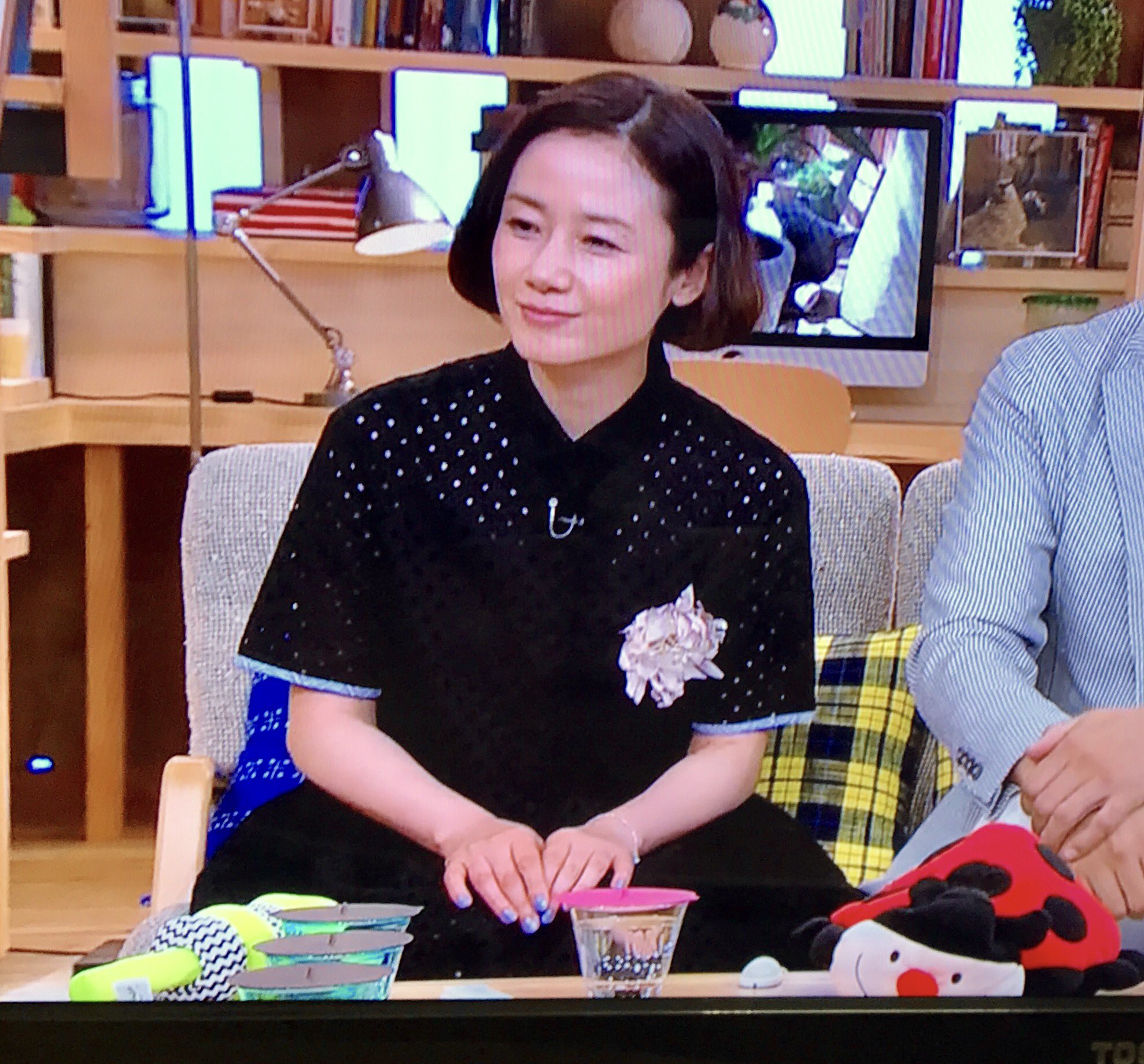 Sayaka 原田知世 可愛い まさに永遠の時をかける少女 ボブカットで首の詰まった黒のワンピースをここまで爽やかに着こなせる人 なかなかいないよー ワンピースの袖先とネイルが同じ水色 さりげなく初夏なコーデにキュン ごごナマ T Co