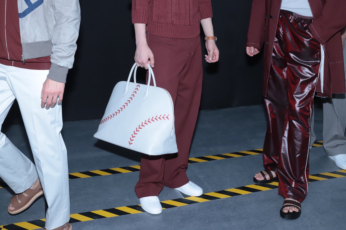 DAMAN_Magazine's tweet image. April 19, Shanghai —For one night only, #Hermes did a retro-futuristic event called #FastForwardMen. Conceived by Véronique Nichanian (center), artistic director of the @hermes men’s universe, it was a spectacular night attended by stars and VIP guests.