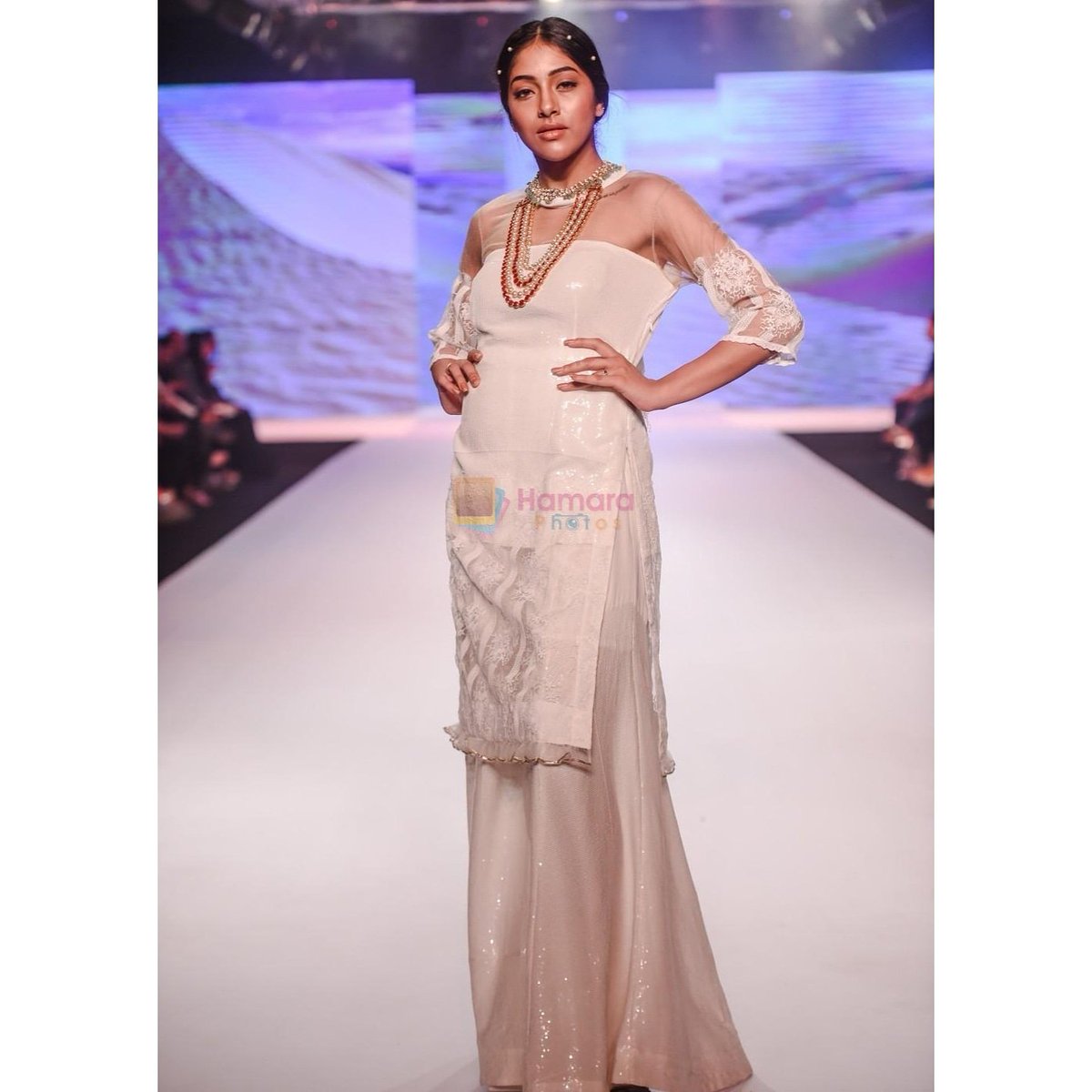 rinadhaka's tweet photo. Presenting @rinadhaka and @poonamsoni.soni at #BombayTimesFashionWeek #springsummer2018 #tresmode #footwear #inifdbandra #knowledgepartner #bombaytimes #fashiinweek #inifdmumbai #mumbai
#_iamelnaaz_ #india #fashiondesign #institute #college#showstopper #poonamsonijewelry #sari https://t.co/vj7UMsGvch