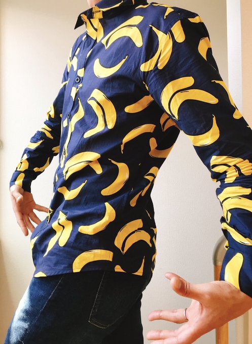 謎のバナナ柄のシャツを買いました。 