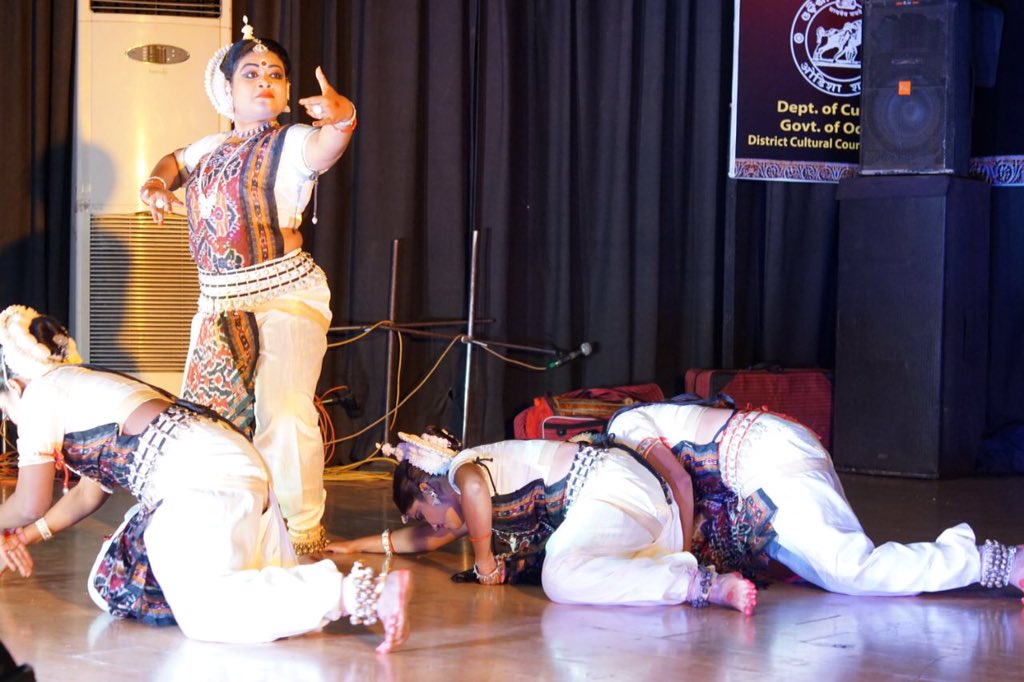 Das2Pallavi's tweet photo. #JaydevUstav2018 #OdissiDance #GuruPankajUdraSanskrutiAcademy @incredbleorissa @biren_editor @OdiaoneOfficial @OdishaExpress @BBSRBuzz @eOdishaCom @OSUAE1 @OdiaCulture @SambitRout18 https://t.co/7px572gcYx