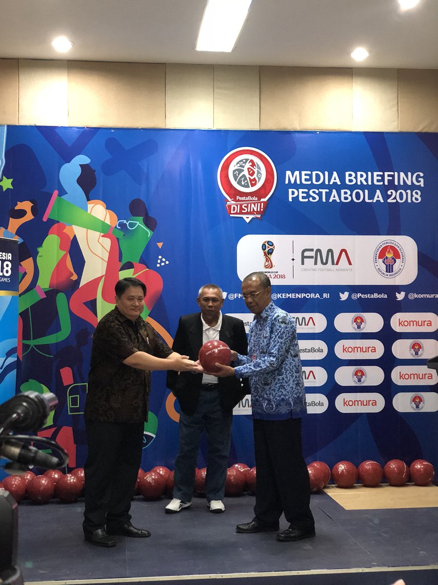 FMA's tweet photo. Pemberian bola meresmikan kerjasama antara @FMA dan @KEMENPORA_RI untuk @PestaBola #PialaDunia di Kemenpora selama hampir satu bulan! -#FMALive #FMAxKemenpora https://t.co/r5vU6LI8XY
