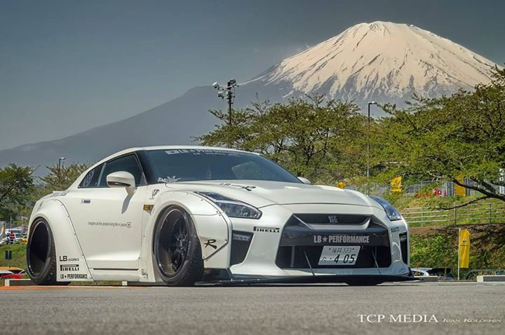 TokyoCarGuy's tweet photo. MotorFlair Doesn't get more #JDM than that! #libertywalk #nissangtr #nissan #gtr #r35 #gozilla #lbwalk #mountfuji #r35gtr #fujispeedway #motorfanfesta #carphotography #carporn #carsoftokyo #jdmporn #motorflair https://t.co/FuTCoDBYKH