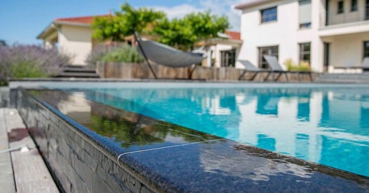 Zoom sur la #piscine en pierre 😊 buff.ly/2Hz8Gv8