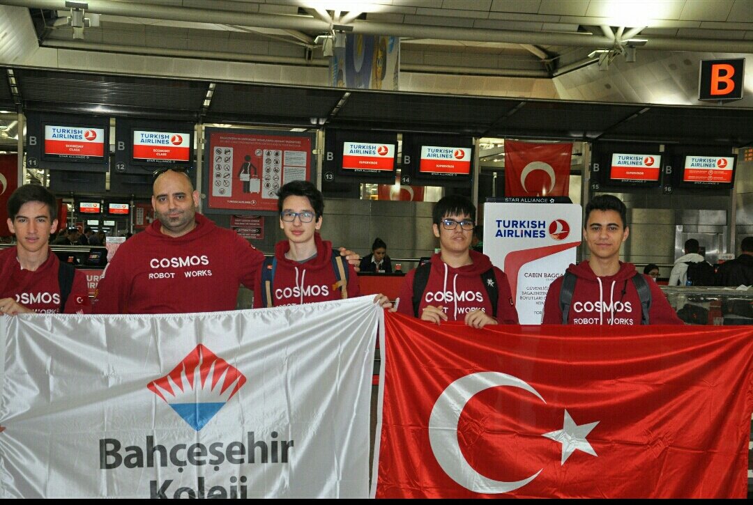 MutluKocagra's tweet photo. #ATAM Kurucumuz Sn @EnverYucel in vizyonuyla #dünyamarkasi @bahcesehir_k12 in @bk_atasehir kampüsünden @cosmosrobotics dünyadaki en büyük robotik şampiyonasında TR'den tek takım #memleketiısigabogangencler @marslantunali @dagozlem @turgaypolatt @ozgeeasln @SrnKaradeniz @dvdsgn https://t.co/WgU9kiceod