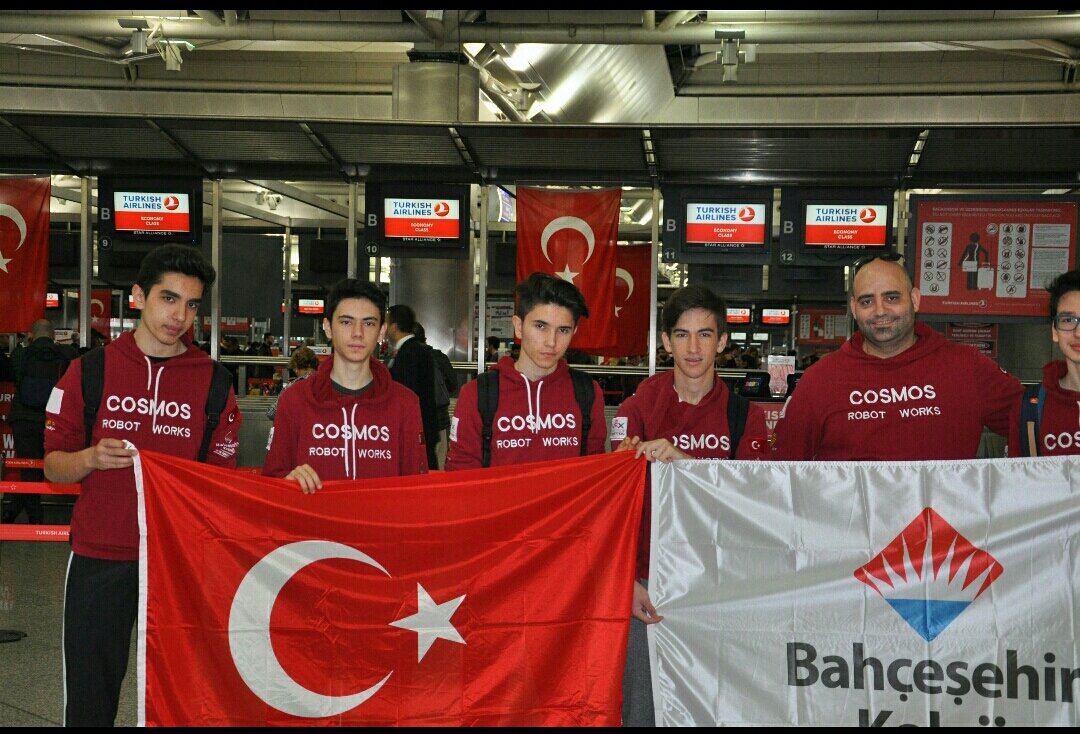 MutluKocagra's tweet photo. #ATAM Kurucumuz Sn @EnverYucel in vizyonuyla #dünyamarkasi @bahcesehir_k12 in @bk_atasehir kampüsünden @cosmosrobotics dünyadaki en büyük robotik şampiyonasında TR'den tek takım #memleketiısigabogangencler @marslantunali @dagozlem @turgaypolatt @ozgeeasln @SrnKaradeniz @dvdsgn https://t.co/WgU9kiceod