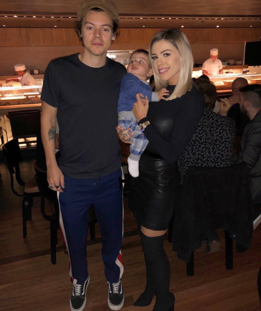HarryArgentina's tweet image. 📸| Emily Douna subió esta foto junto a Harry en Instagram con la descripción: “Cuando conoces a @Harry_Styles en tu pijama🤦🏻‍♀️ #seriouslymum #soembarrasing” — 22/4.

©️ instagram.com/emilyreneedouna 

#HarryStyles