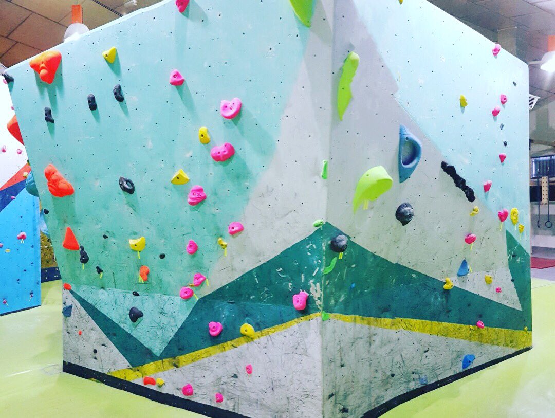 17 Nuevos bloques en el boulder posterior de The Climb. A disfrutarlos. Feliz semana!! #yoentrenoentheclimb #routesetting