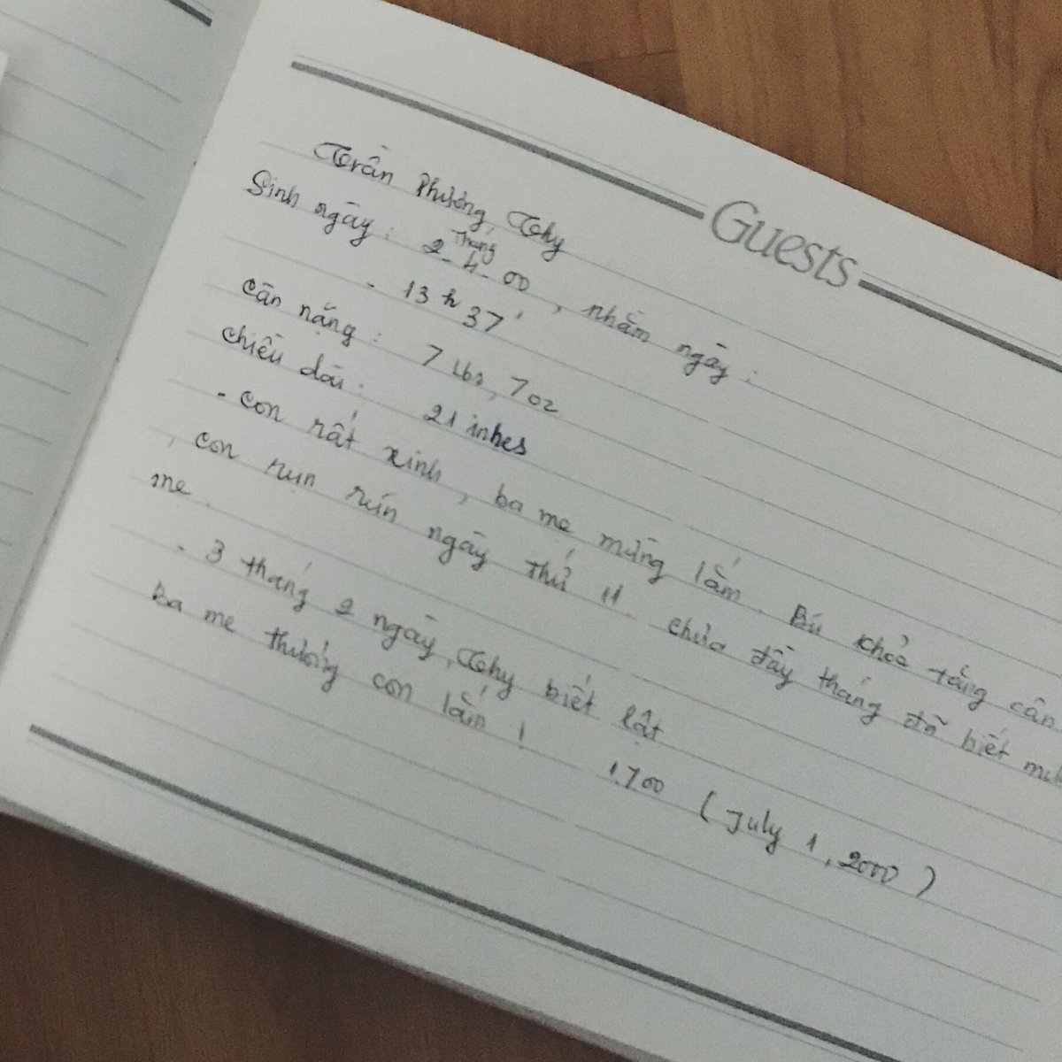 Sang ibu memberi buku diary perjalanan hidup Tran