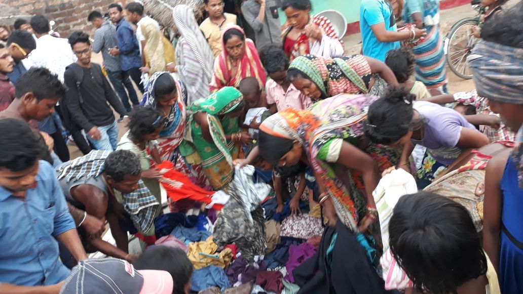 SagarKSahoo9's tweet photo. Today Our #Navanirman #Ek #choti si #Asha team Distributing old Clothes At -#Sikharchandi Slum and If there is a will, there is a way. We believe in it and are trying to prove it...#Help Those People #Indeed
@DrSanjayPSahoo https://t.co/XHpEvWOTOz