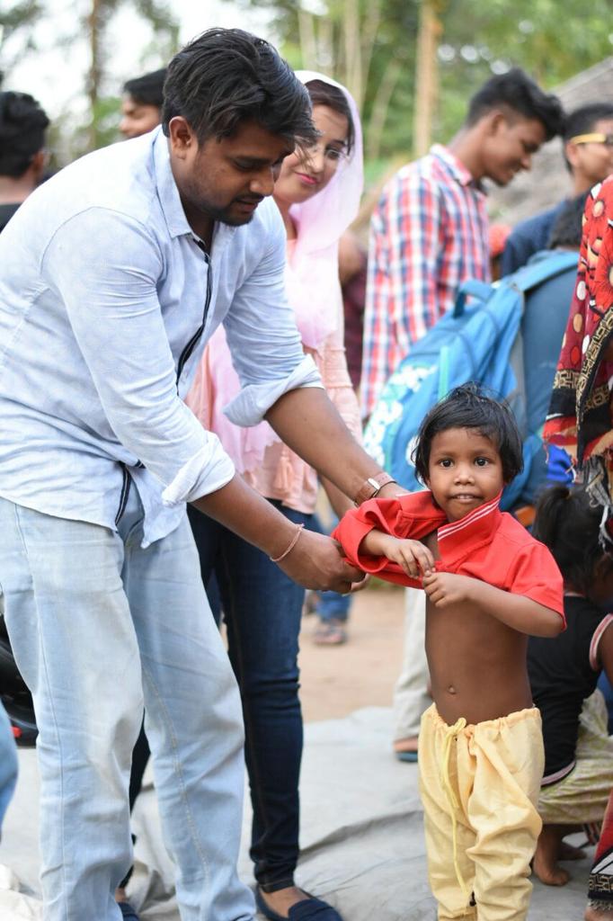 SagarKSahoo9's tweet photo. Today Our #Navanirman #Ek #choti si #Asha team Distributing old Clothes At -#Sikharchandi Slum and If there is a will, there is a way. We believe in it and are trying to prove it...#Help Those People #Indeed
@DrSanjayPSahoo https://t.co/XHpEvWOTOz