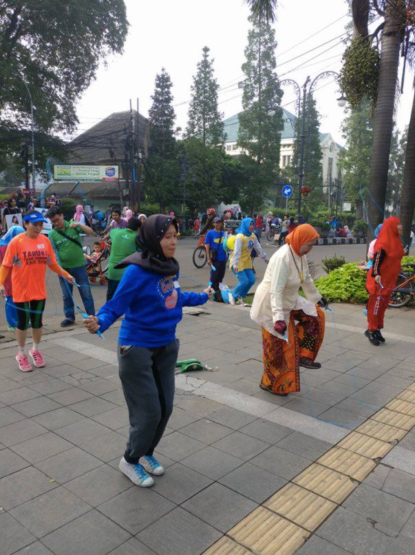 ciputra_life's tweet photo. #SkippingCompetition pesertanya gak cuma anak muda tapi banyak orang tua yang gak kalah semangatnya. Selamat untuk Andi yang berhasil memenangkan lomba dan berhak membawa hadiah 1juta! Jangan lupa menyisihkan uangnya untuk proteksi diri dengan #AsuransiJamanNow #CiputraLife ya. https://t.co/mGTsAOQRfa
