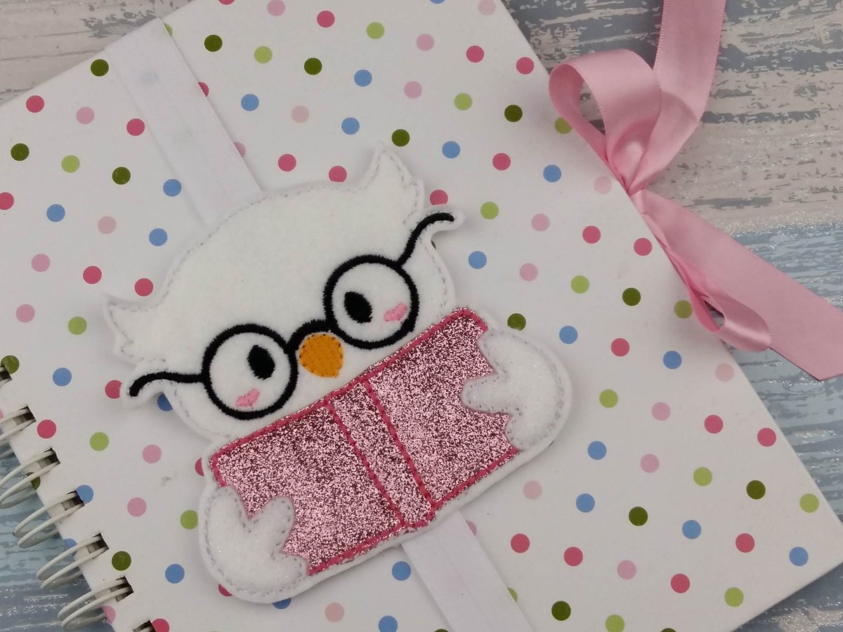 AHeartlyCraft's tweet photo. Just listed @AHeartlyCraftReading Owl Planner Band https://t.co/SN8g3xBZEi #planneraddict #planner #owl #wiseowl #reading #booklover #pagekeeper #FlockBN #CraftBuss #UKBiz #UKCrafter #handmade #MondayMotivaton #womaninbiz #QueenOf #Smallbiz #learningisfun #ReadingIsRewarding https://t.co/ZHrK1bVbL0