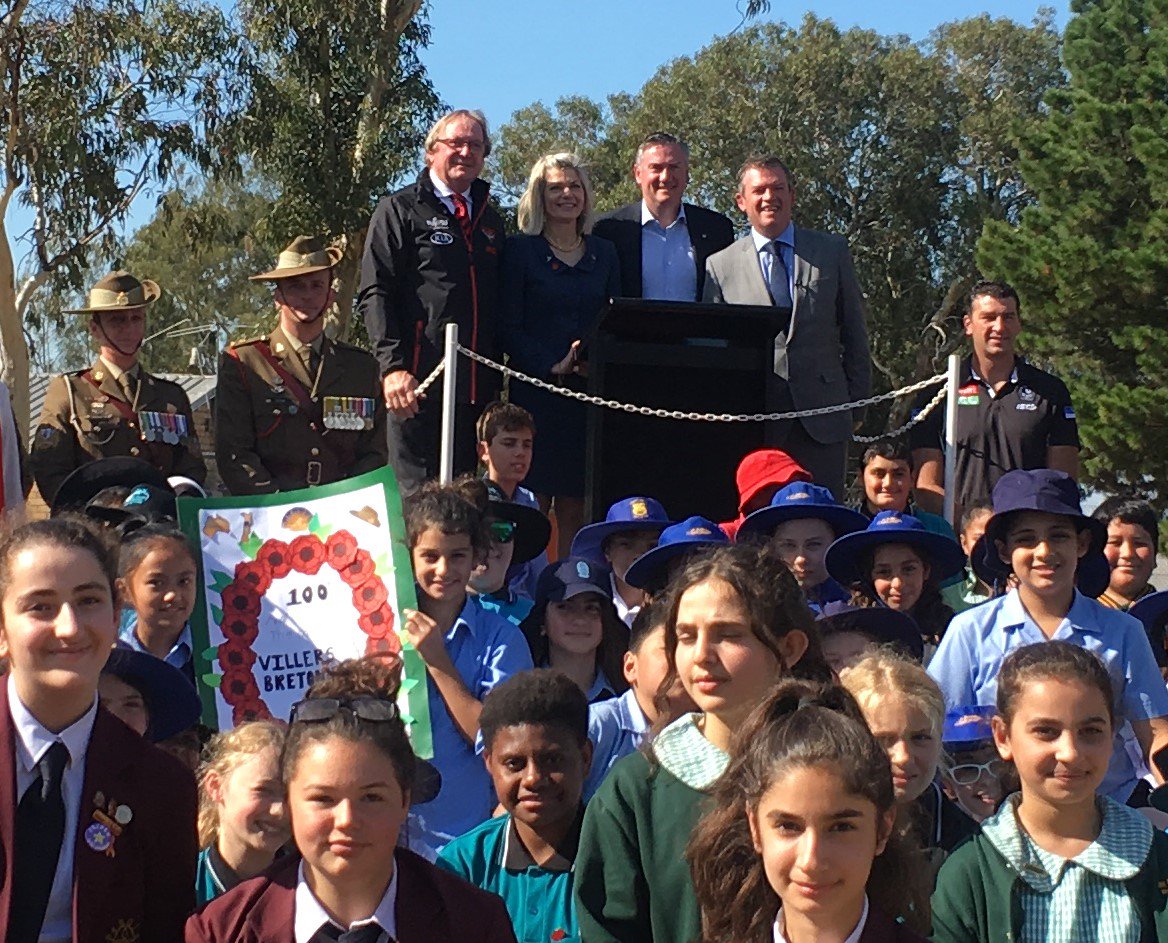 Frank_McGuire's tweet photo. Footy connects children from more than 160 countries defining Broadmeadows as virtually a united nations in one neighbourhood. Essendon and Collingwood football clubs back the Side by Side project for social cohesion, with gifts for 300 local students. #4CSSB @co4cssb @rsm_4cssb https://t.co/T6zNOwQBmZ