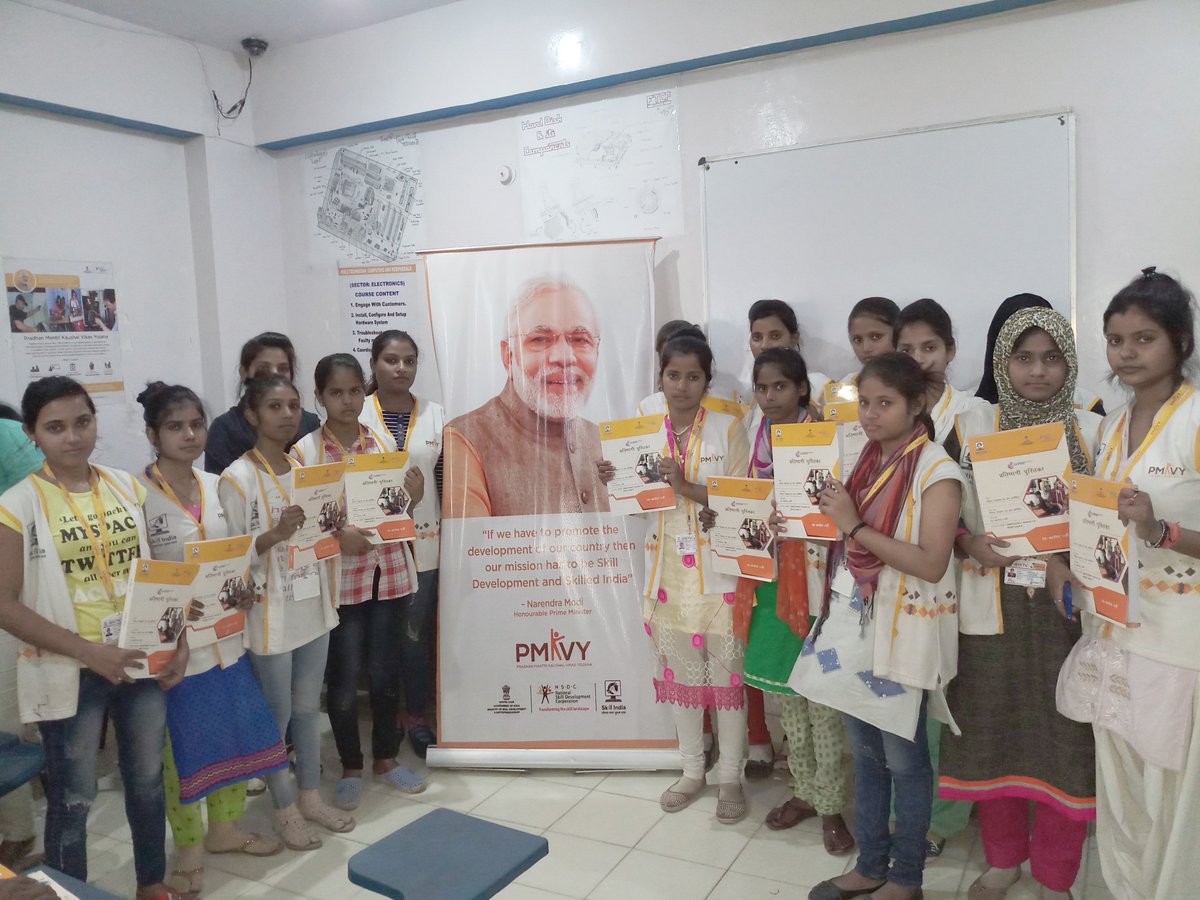 IcteLucknow's tweet photo. Book distributed to Trainees of Self EmployedTailor (SET) Batch at @IcteLucknow @ictelko @PMOIndia @MSDESkillIndia @NSDCINDIA @dpradhanbjp @AnantkumarH @myogiadityanath  #Skill4Jobs https://t.co/uwPbJDbHYu
