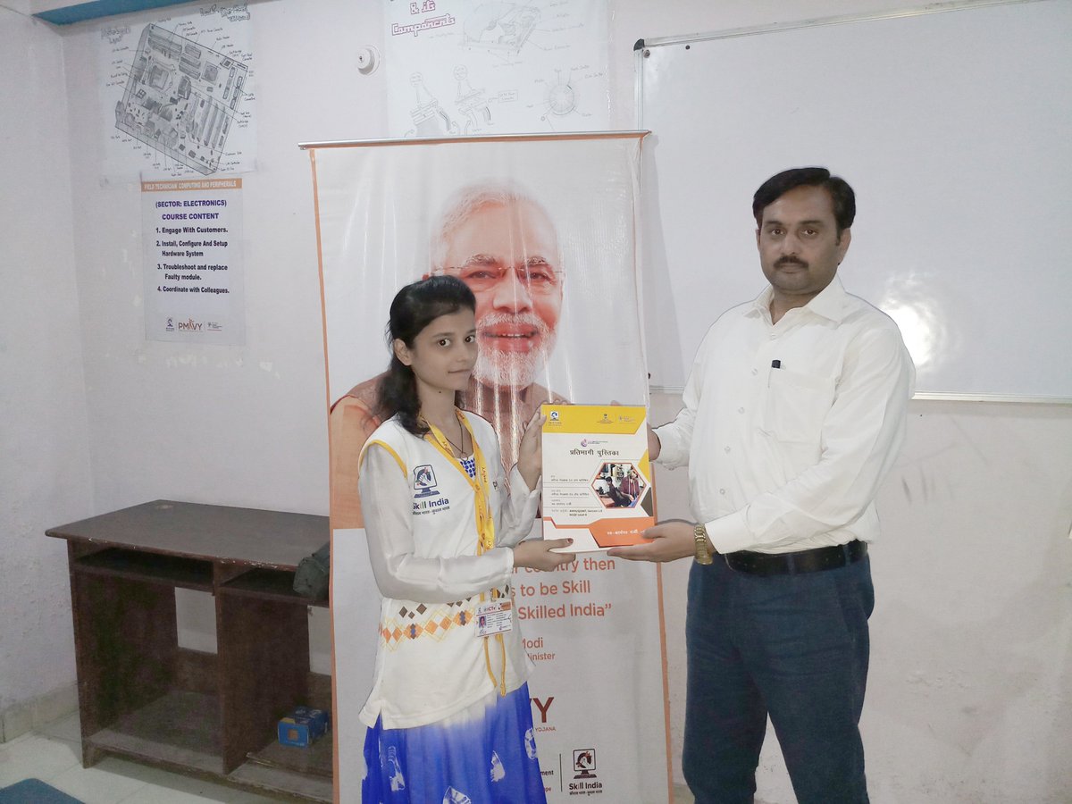 IcteLucknow's tweet photo. Book distributed to Trainees of Self EmployedTailor (SET) Batch at @IcteLucknow @ictelko @PMOIndia @MSDESkillIndia @NSDCINDIA @dpradhanbjp @AnantkumarH @myogiadityanath  #Skill4Jobs https://t.co/uwPbJDbHYu