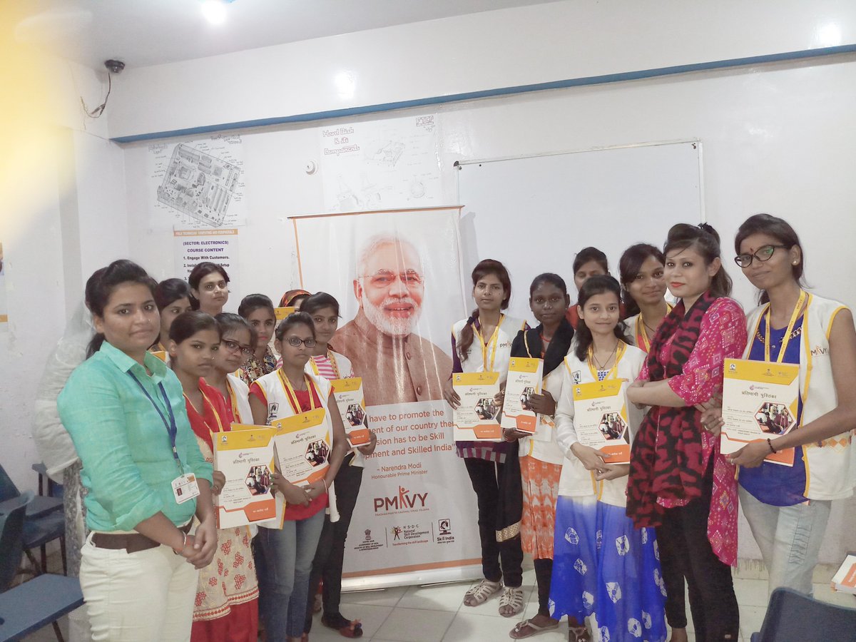 IcteLucknow's tweet photo. Book distributed to Trainees of Self EmployedTailor (SET) Batch at @IcteLucknow @ictelko @PMOIndia @MSDESkillIndia @NSDCINDIA @dpradhanbjp @AnantkumarH @myogiadityanath  #Skill4Jobs https://t.co/uwPbJDbHYu