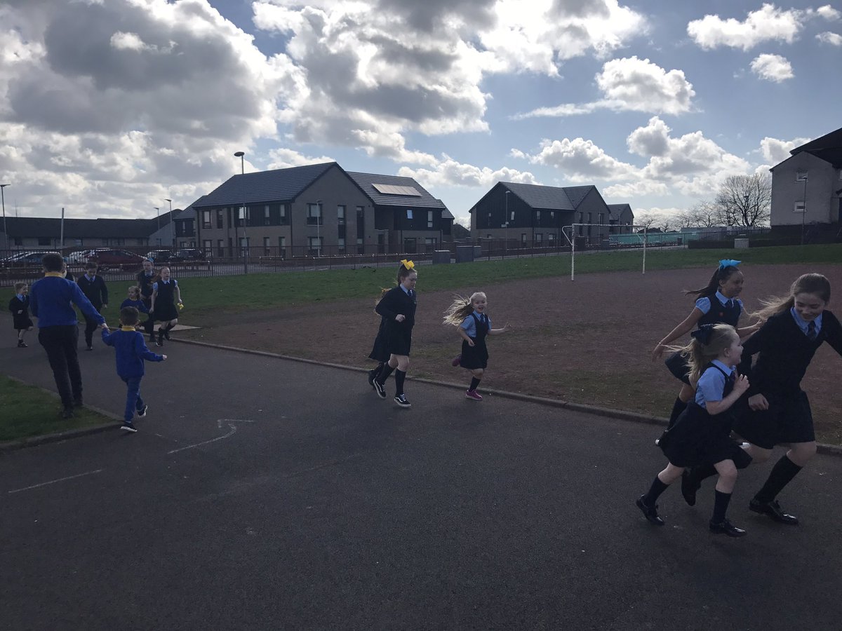 sandaigprimary's tweet image. P1 &amp;amp; P7 Buddies fun on Friday. We love spending time outside together doing the Stride &amp;amp; playing in the sunshine! #buddies #cooperating #goodexamples ☺️☀️