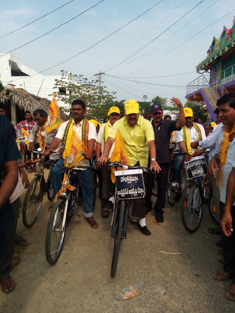 rsujaykrishna's tweet photo. ముడవరోజు సైకిల్ యాత్ర బొబ్బిలి మండలం కలువరాయి గ్రామం నుంచి భూగర్భ గనుల శాఖ మంత్రి సుజయకృష్ణ రంగారావు ప్రారంభించి చింతాడా,  పక్కి , శివడవలస, కమ్మవలస, కొండదేవుపల్లి గ్రామలమీదుగా 17 కిలోమీటర్ల సైకిల్ యాత్రను చేపట్టారు. https://t.co/fFJWyHW0Hl