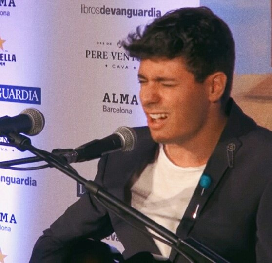 TeamAlfredESP's tweet photo. FOTOS | Alfred anoche en el Concierto en acústico de La Vanguardia en el Hotel Alma de Sant Jordi.
#AlfredLive. https://t.co/Y3nUdUQ1EY