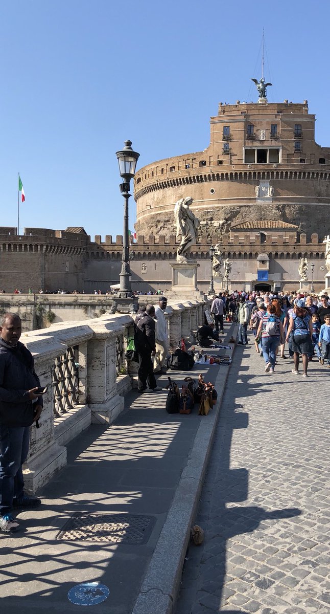 mcacciaglia64's tweet photo. Una bella domenica di primavera a castel S. Angelo tra abusivi e turisti di tutto il mondo @PLRomaCapitale @QuesturaDiRoma @virginiaraggi @Sovrintendenza @TurismoMiBACT @Turismoromaweb https://t.co/wY7hGLF00d