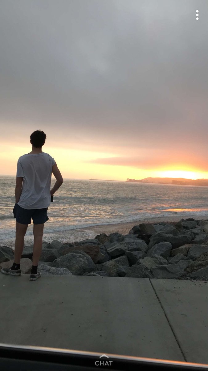karensarmiento_'s tweet photo. when ur bff takes a perfect picture of the sunset &amp; this cute boy #findbae https://t.co/5GykFPUNsd