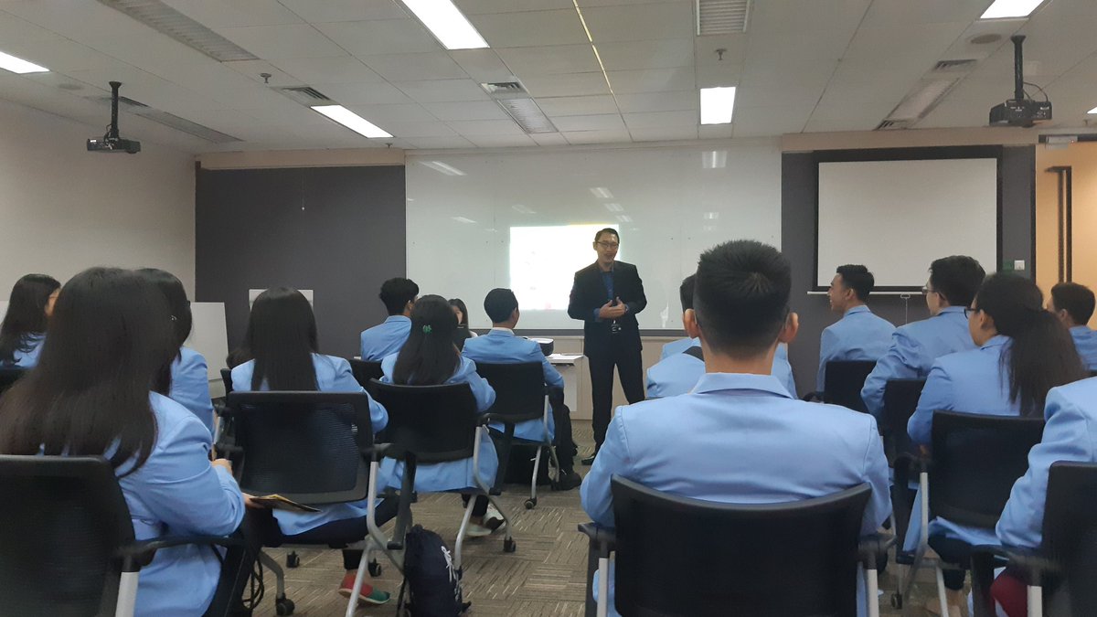 EYIndonesia's tweet image. Good afternoon! Although the weather is gloomy today, students from @ukm_official @MCU_HIMATHA are all excited to learn about #LifeAtEY. Do you want to be part of us? Visit: ey.com/id/en/careers #CampusVisit #EYIndonesia