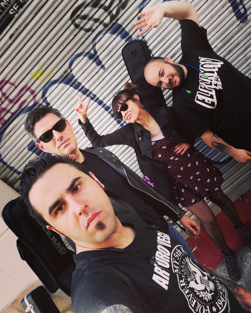 Lxs_Sacramentos's tweet photo. El viernes 4 de mayo cruzamos el Mediterraneo y tocaremos en Mallorca junto a @ceremoneymoney.
Luego volvemos a los escenarios de Bcn el 10 de mayo con @rolandobruno en #meteoro.bcn y el 23 de mayo con #thestanleys https://t.co/0Uef0sCaC6