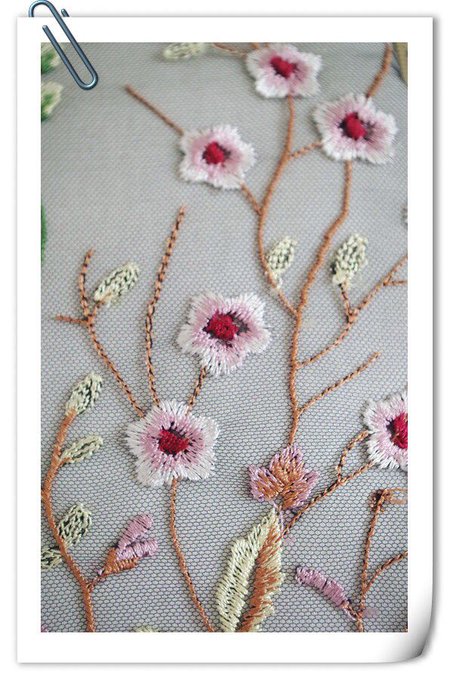 初心 4月新作 蔓と花刺繍バッグ 夏といえば 絢爛 という言葉を思い出す 眩しい太陽 暑い空気 綺麗なワンピース 夏は賑やかな季節だと思う このバッグは夏みたい華やかで美しいと思う O O 店販売しています ネット販売 予約もできますよ 気