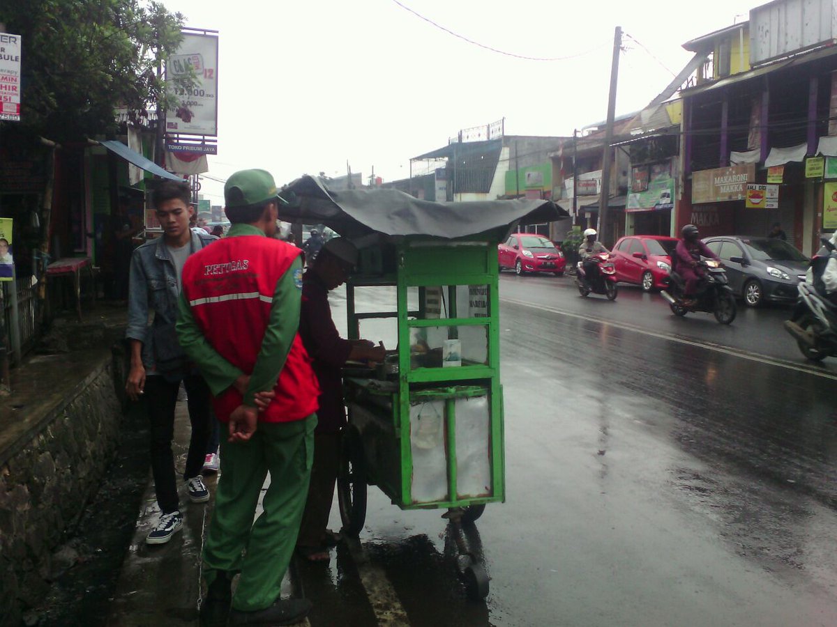 KecamatanCibiru's tweet photo. Monitoring dan sosialisasi Zona Merah kepada PKL di sepanjang Jalan AH Nasution oleh Linmas Kecamatan Cibiru, Senin (23/4/2018).

@AntonSugiana @Satpolppbdg @HumasBdg @pembdg 

#cibirumantap https://t.co/GZPMk2Zvyp
