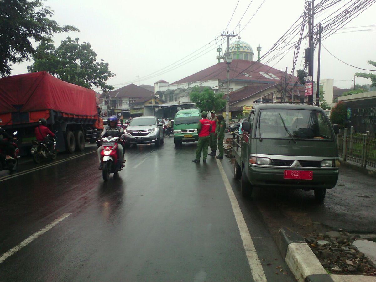 KecamatanCibiru's tweet photo. Monitoring dan sosialisasi Zona Merah kepada PKL di sepanjang Jalan AH Nasution oleh Linmas Kecamatan Cibiru, Senin (23/4/2018).

@AntonSugiana @Satpolppbdg @HumasBdg @pembdg 

#cibirumantap https://t.co/GZPMk2Zvyp