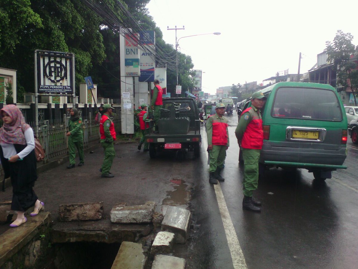 KecamatanCibiru's tweet photo. Monitoring dan sosialisasi Zona Merah kepada PKL di sepanjang Jalan AH Nasution oleh Linmas Kecamatan Cibiru, Senin (23/4/2018).

@AntonSugiana @Satpolppbdg @HumasBdg @pembdg 

#cibirumantap https://t.co/GZPMk2Zvyp