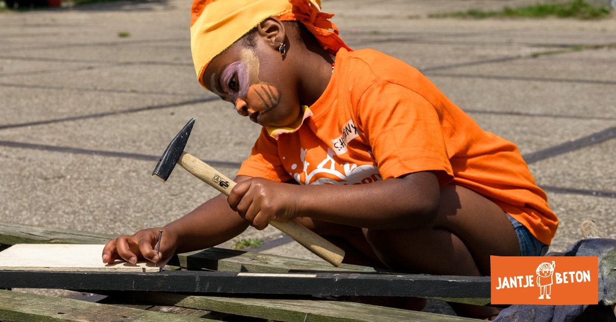 JantjeBeton_nl's tweet photo. Jij doet dit jaar toch ook mee met de #Buitenspeeldag op 13 juni? Die dag maken we samen van NL één grote speelplek. SUPERTOF toch? Meld je snel aan en ontvang een gratis ‘Stop nooit met spelen’ spandoek! Op = Op! Die wil jij toch ook? https://t.co/Q2szU6cz2A @NickelodeonNL https://t.co/b8knAdgICk