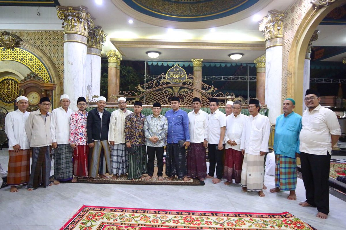 cakimiNOW's tweet photo. GELORA C1NTA 
Gerakan Lora Madura ; Cakimin untuk Indonesia 
Di Makam syaikhona Muhammad Kholil bin Abdul Lathif, Bangkalan-Madura https://t.co/GPzTfyVxH7