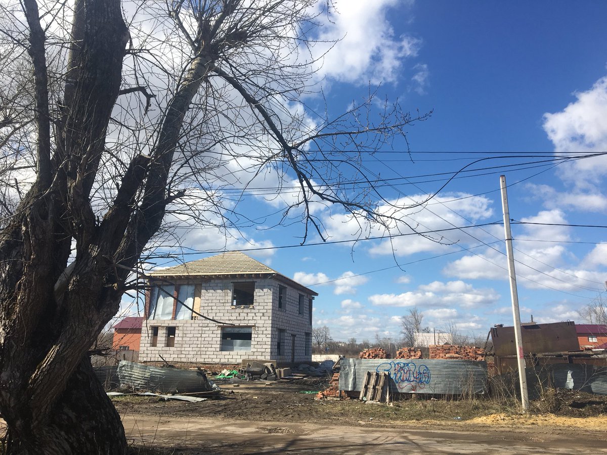 Ветки деревьев , свисают на провода ....
Ул Калинина 43 @Ruslan_Butov <a href="/Tularegion71/">Правительство ТО</a>