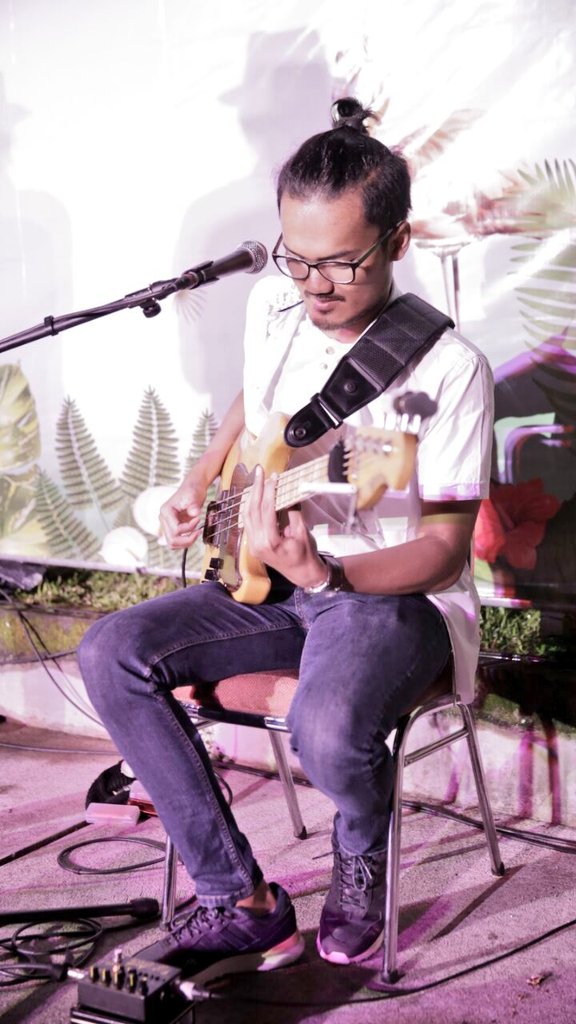 dharmaformusic's tweet photo. Keriaan di malam Selasa kemarin di Disaster Crisis Center - Kaliurang #jogja.
Happy be-lated Birthday @brilionet. Jayalah di darat, udara dan jagat maya!

#3rdAnniversaryBrilioNet #Brilio #BrilioNet https://t.co/5SmAd8l7PL