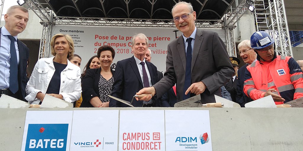 Ce matin, le <a href="/CampusCondorcet/">Campus Condorcet</a>, ses 11 membres et ses partenaires (<a href="/sup_recherche/">Ministère Enseignement supérieur et Recherche</a> <a href="/iledefrance/">Région Île-de-France</a> <a href="/VilleDeParis_/">Paris</a> <a href="/PlaineCommune/">Plaine Commune</a> <a href="/aubervilliers93/">Aubervilliers</a> <a href="/VINCIConstrucFR/">VINCI Construction en France</a> ) ont posé la 1ère pierre de la Cité des humanités et des sciences sociales.