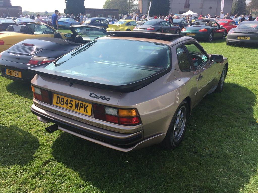 StuttgartLegend's tweet photo. Sorry to report that Transaxle Porsches were a little thin on the ground (only saw 1 x 968) @BicesterH #SundayScramble. Here’s 3 of our favourites. #924 #928 #944 #968 #TransaxleClassic #Porsche #FrontEngined #WaterCooled https://t.co/NtQ6986J96