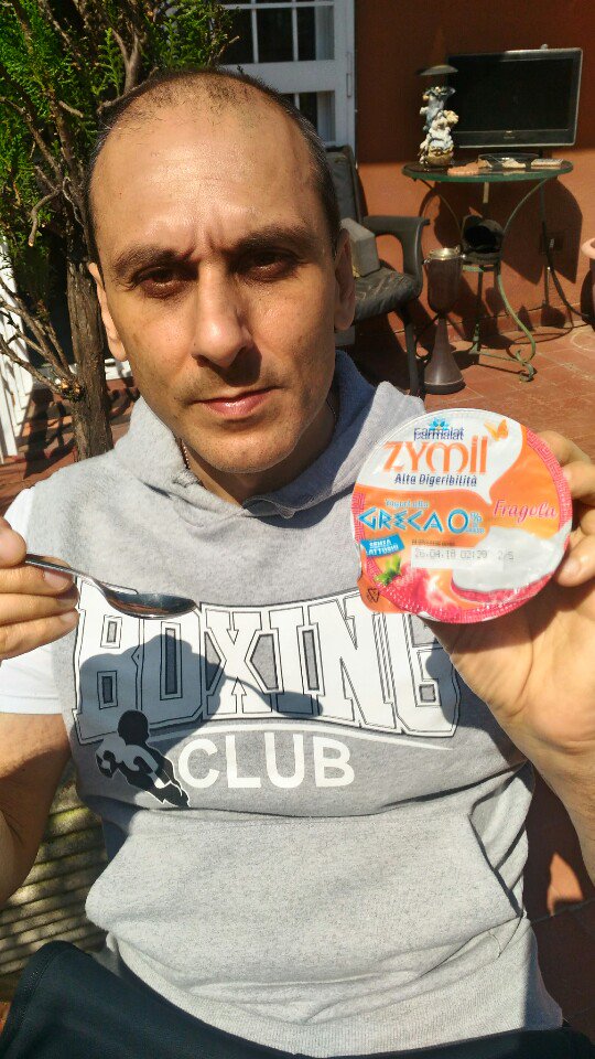Enzo67747796's tweet photo. #BeMySpot #YougurtZymil Il mio spuntino quotidiano preferito è la Yougurt greco #Zymil alla fragola,ricco di fermenti lattici vivi,calcio e proteine...una delizia ogni giorno! https://t.co/AInBOwxAdH