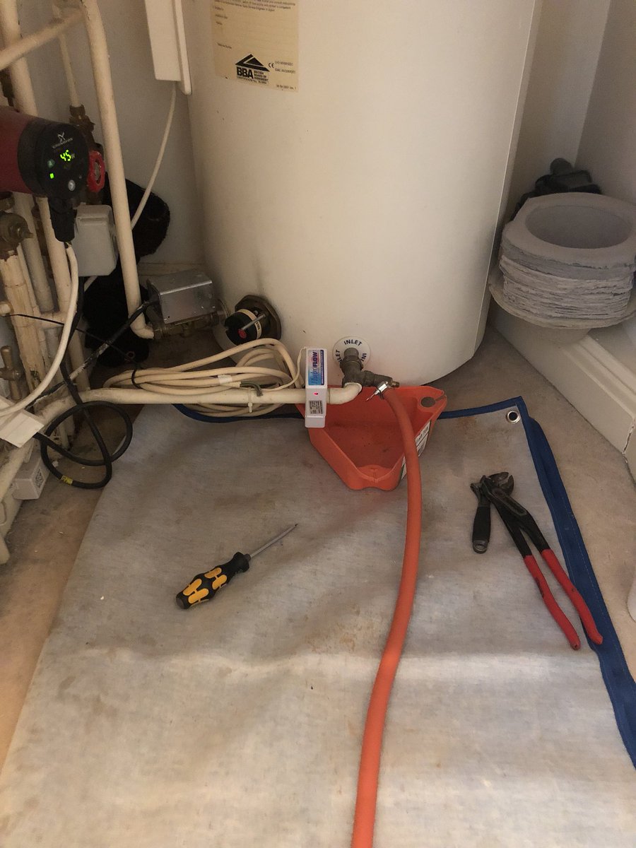 Andy_J_Mayar's tweet photo. So the drain down begins on another mega flow for the immersion to be changed!
#plumbing
#megaflow
#plumtub
#drainoff https://t.co/5mPf41SF2j