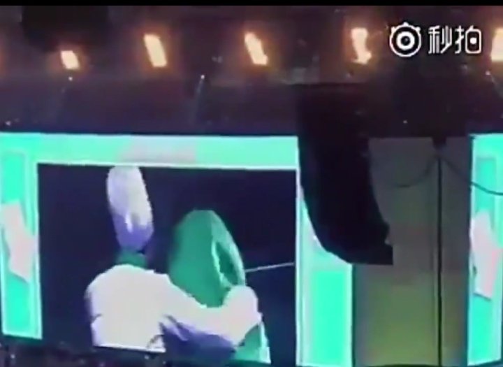 TheTKGlobal's tweet photo. my breath literally hitched like oh my god my heart nearly dropped when jungkook turned taehyung around after biting him i legit thought he would like initiate a peck or kiss or something im crying :'(((

(c) iLikeU_vV https://t.co/G2bgikd818