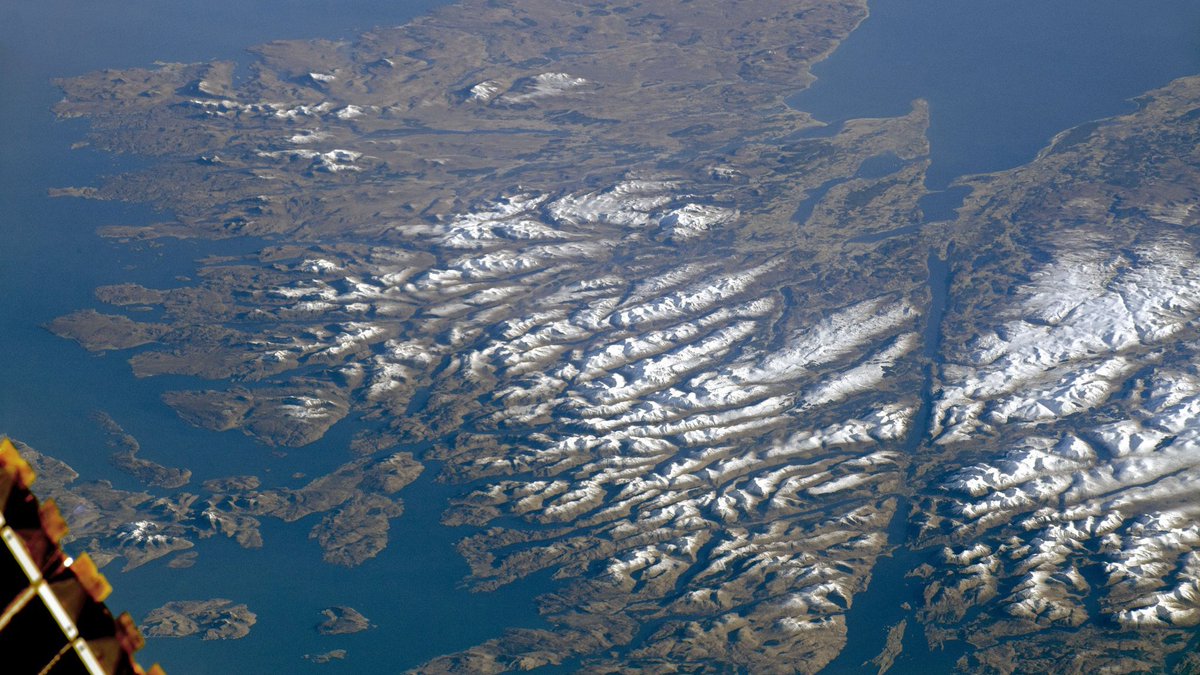 STVNews's tweet photo. Out of this world: Stellar photo of snowy #Scotland taken by an astronaut aboard the International Space Station #ISS https://t.co/vMmnT1bve3