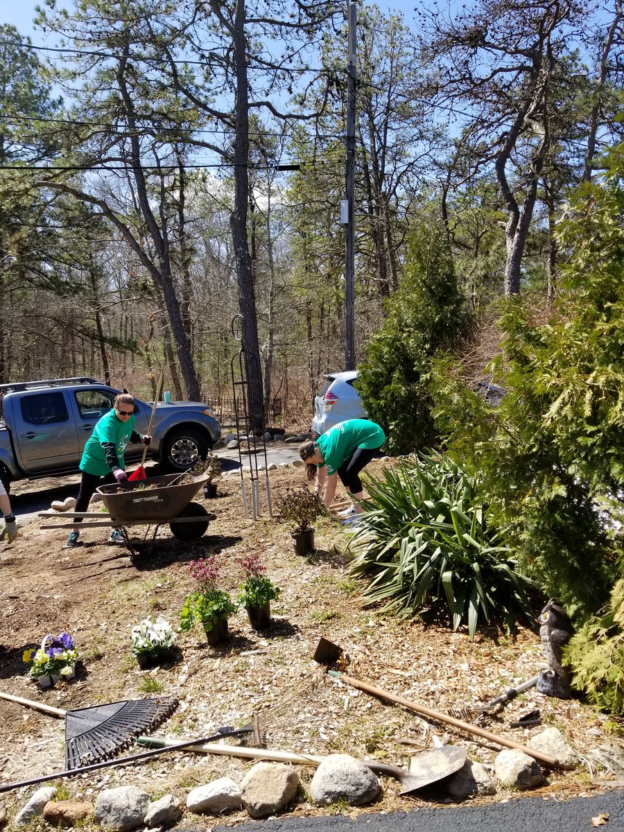 Jonny Mysiuk (@jonbear26) on Twitter photo What a great opportunity #ComcastCaresDay was, partnering with <a href="/Heidrea4Hero/">Heidrea4Hero</a> to help out 2 Vietnam Veterans in Plymouth. #iworkforcomcast <a href="/ComcastNewEng/">Comcast New England</a> What a great opportunity #ComcastCaresDay was, partnering with <a href="/Heidrea4Hero/">Heidrea4Hero</a> to help out 2 Vietnam Veterans in Plymouth. #iworkforcomcast <a href="/ComcastNewEng/">Comcast New England</a>