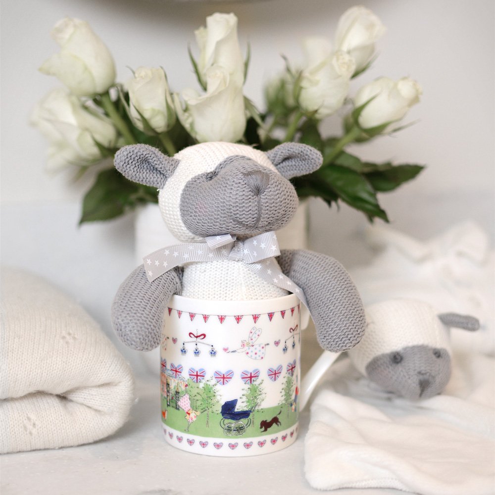 SophieAllport's tweet image. WIN 🎉Congratulations to The Duke &amp;amp; Duchess of Cambridge on the arrival of 
#royalbaby3! To celebrate we're giving you the chance to #WIN our #RoyalBaby mug pictured. RT, follow &amp;amp; Like to enter. Shop this mug via the link: bit.ly/2HnWR7N 

(Ends midnight 23/04/18 GMT)