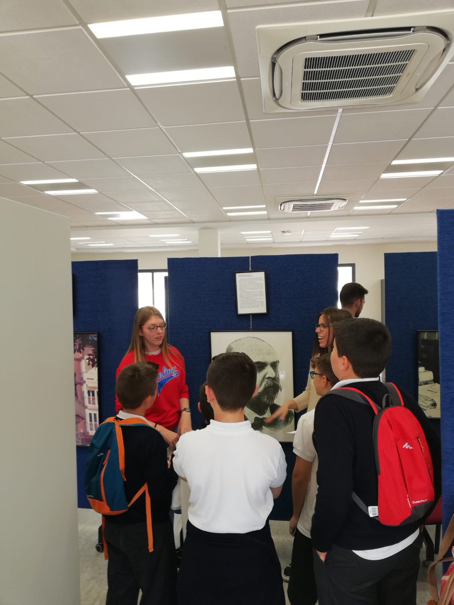 UCAM_Cartagena's tweet photo. Nuestros alumnos de @UCAMeducacion hacen un gran trabajo explicando a los más pequeños de #Cartagena la vida y obra de los escritores más significativos de la Región basada en la exposición cedida por @AytoCartagenaES 
👏👏👏Por su esfuerzo
#DiadelLibroUCAM
#DíadelLibro https://t.co/9BwukSYV7W