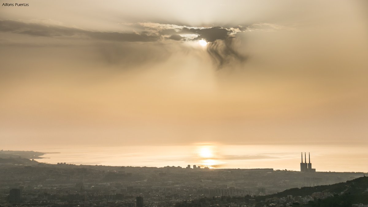 Saharan #dust obscures the morning sky at the Barcelona meteorological observatory <a href="/alfons_pc/">Alfons Puertas</a>