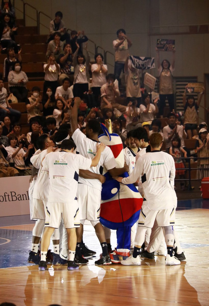 つぶやきシゲロー ゴーディーが 試合前に円陣に加わるのって 初めてだったみたいですね だったら 琉球ブースターさんにとっても レアなショットなのかな 琉球ゴールデンキングス キングスブースターさんへ捧ぐ