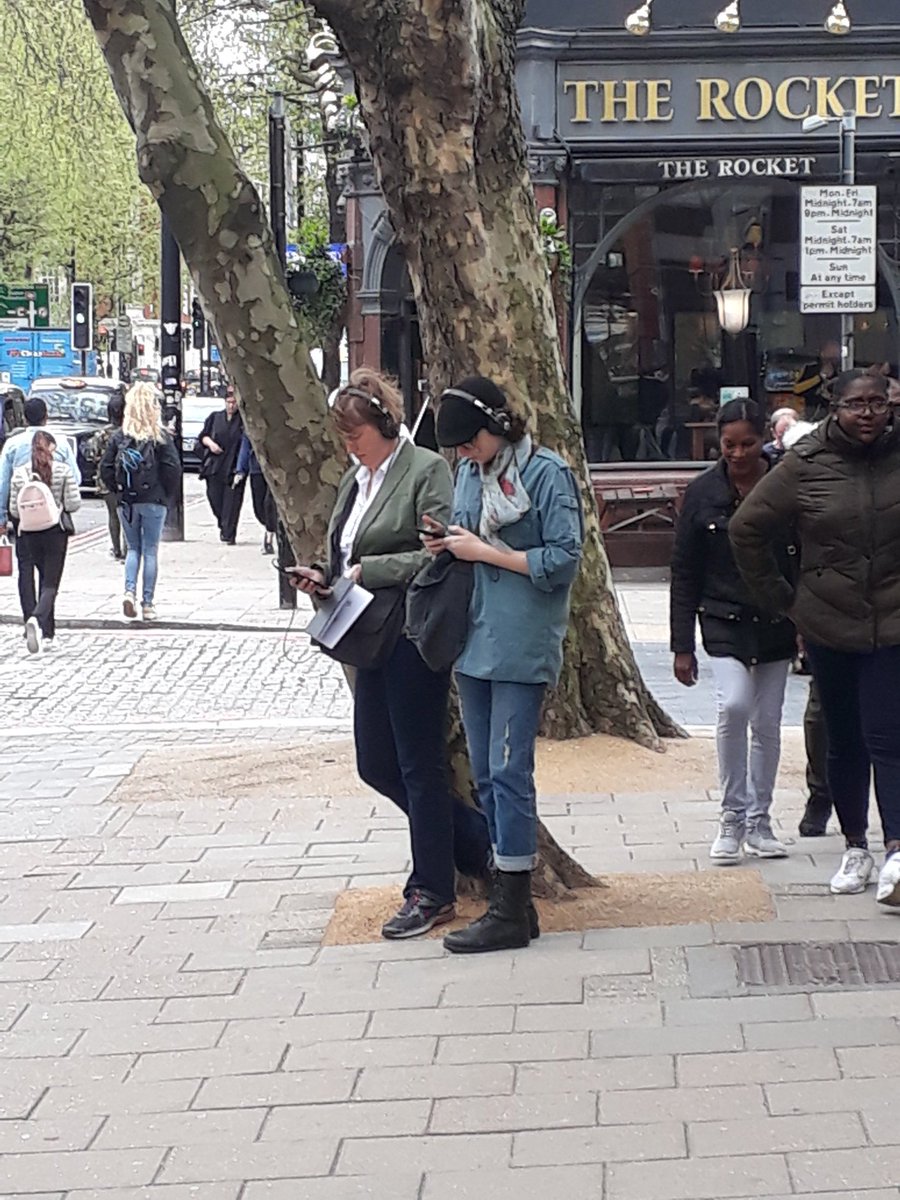 DigitalDanSolo's tweet photo. Spotted a couple of people on Euston Road doing this 'ambient literature' everyone's talking about #amblit https://t.co/JvHEJTWPtO